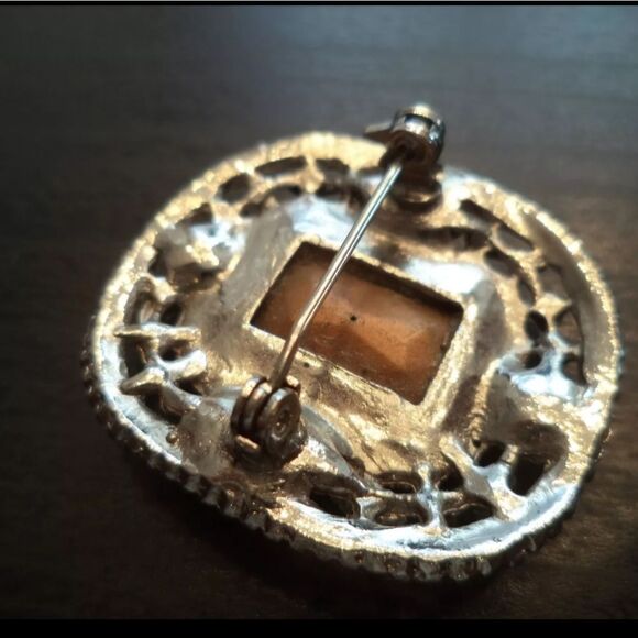 VINTAGE ESTATE SILVER TONE PURPLE RHINESTONE 1 1/4" BROOCH - Picture 2 of 2